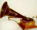 当時「グラモフォンカンパニー」が扱っていた「Berliner disc gramophone」