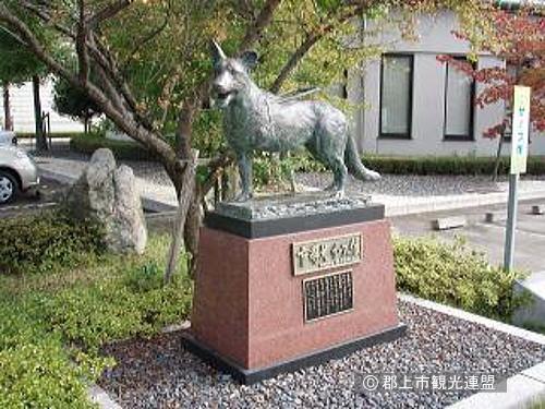 岐阜県郡上市に建立されたサーブの銅像