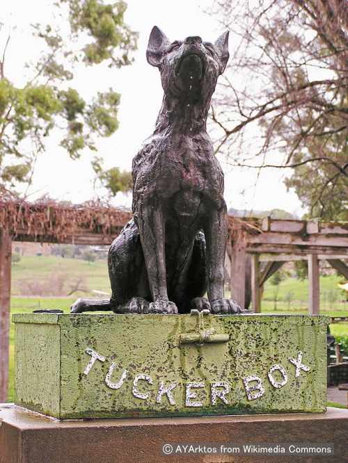 オーストラリアのガンダガイにある「弁当箱に乗った犬」の銅像