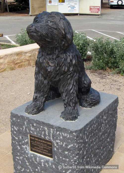 シルヴィオ・アポーニィが製作したボブの銅像