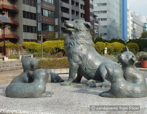 築地川銀座公園内にあるチロリと子犬たちの銅像