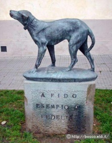 彫刻家サルヴァトーレ・チポラが製作したフィドの銅像