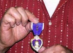 ジョージの英雄的な行動に対し、元海兵隊員からは「パープルハート章」が贈られた