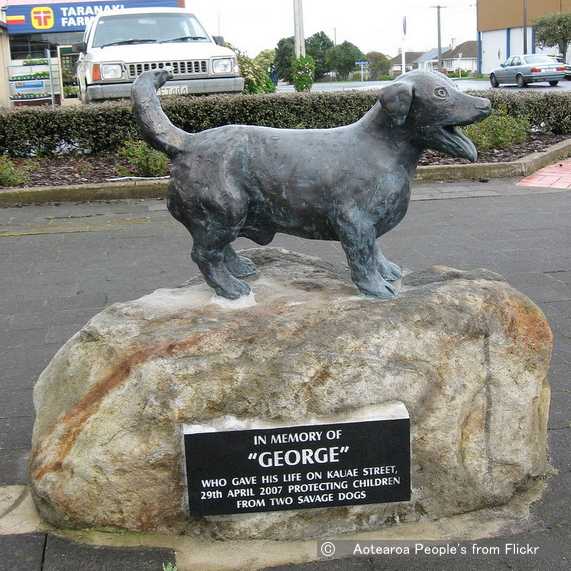 ニュージーランドのマナイアに建立されたジョージの銅像