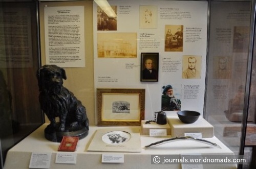 エジンバラ博物館（Museum of Edinburgh）内に展示されているボビーの像と首輪