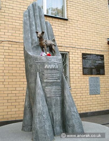 2008年、ロシアのスペースシティに建立されたライカの銅像