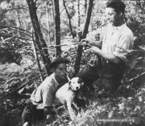 4人の少年たちと共に、歴史的な大発見を成し遂げた犬のロボ