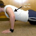 腕立て伏せの体勢は、二の腕の裏の筋肉を集中的に使います。